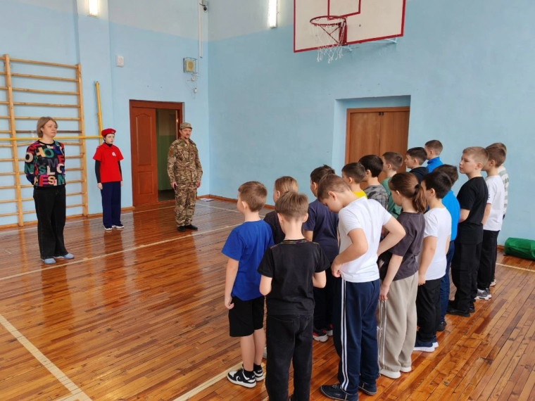Саянские школьники приняли участие в военно-патриотической игре «Зарница».