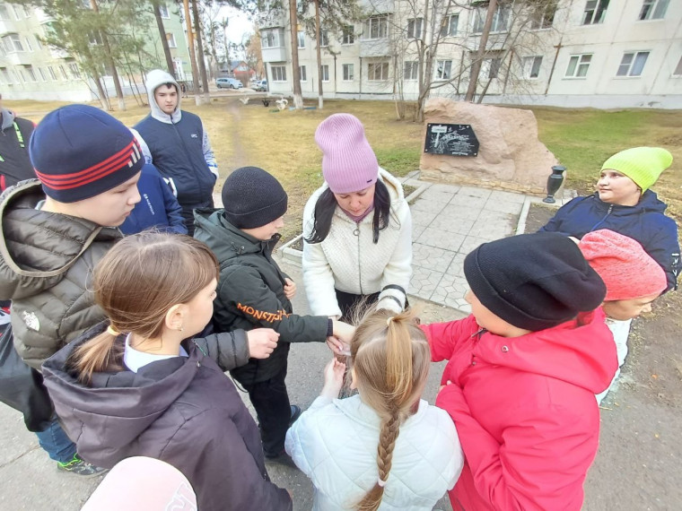 В рамках "Весенней недели добра" группа ребят посетила памятник первому колышку образования поселка Саянский.